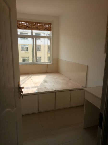 桃園小區(qū)4樓70平對外出租