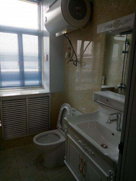 桃園小區(qū)4樓70平對外出租