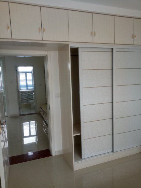 桃園小區(qū)4樓70平對外出租