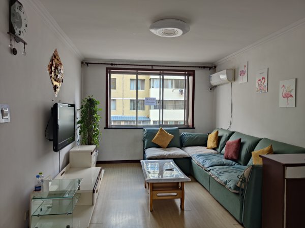 老一中對面，金泰小區(qū)住人二樓出租，拎包入住，年租，非誠勿擾。