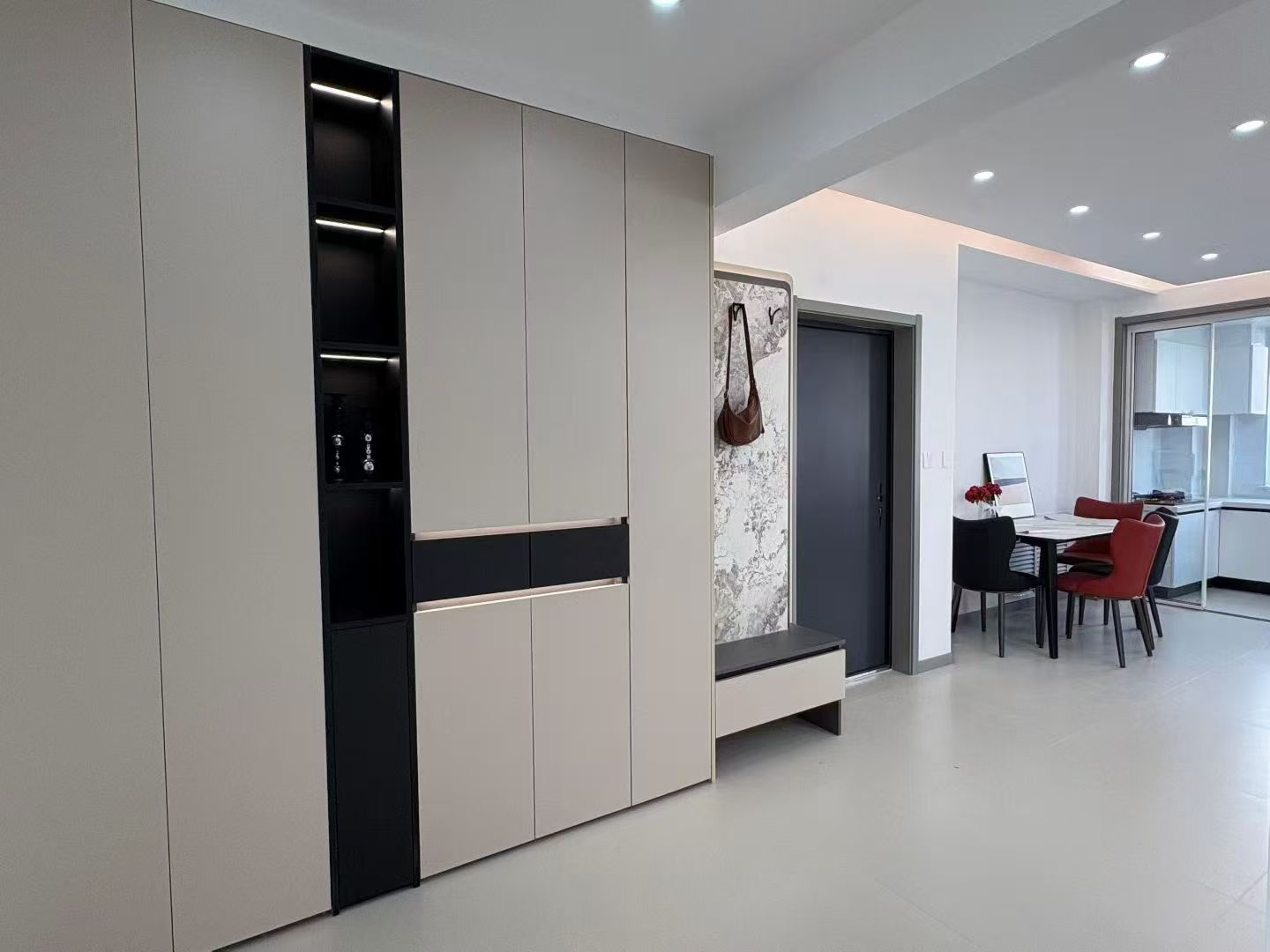 海泰莊園電梯好樓層112.56平送草房簡(jiǎn)約風(fēng)三室57.8萬(wàn) 海泰莊園電梯好樓層112.56平送草房簡(jiǎn)約風(fēng)三室57.8萬(wàn)