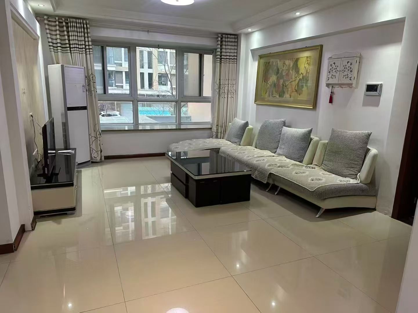 吉房出租中央龍灣小區(qū)2樓115平三室月租1800元