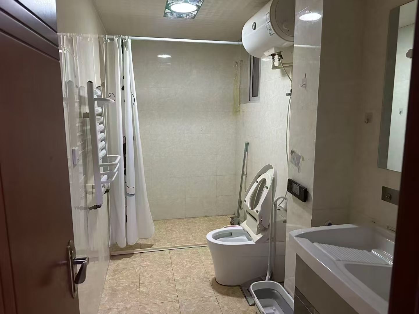 吉房出租中央龍灣小區(qū)2樓115平三室月租1800元