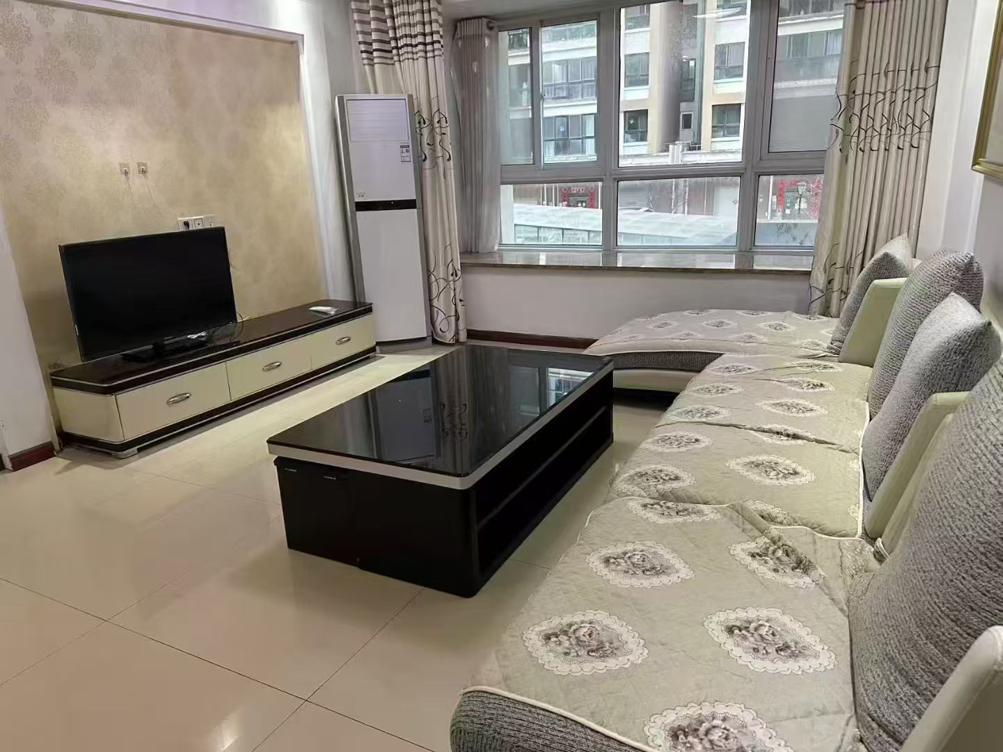 吉房出租中央龍灣小區(qū)2樓115平三室月租1800元