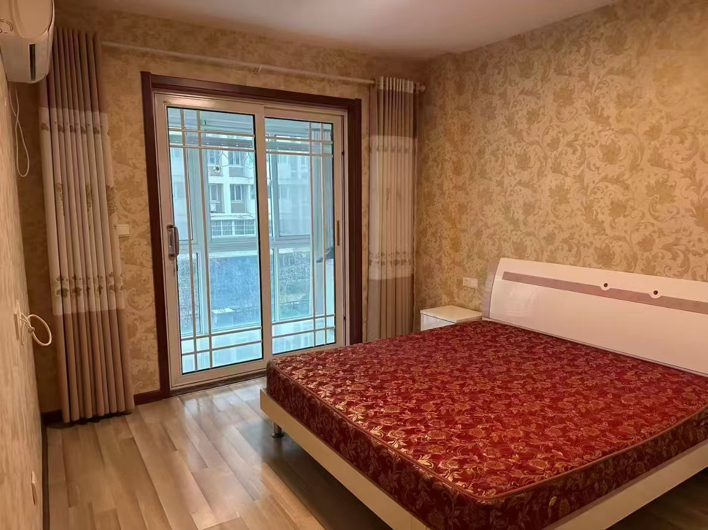 吉房出租中央龍灣小區(qū)2樓115平三室月租1800元