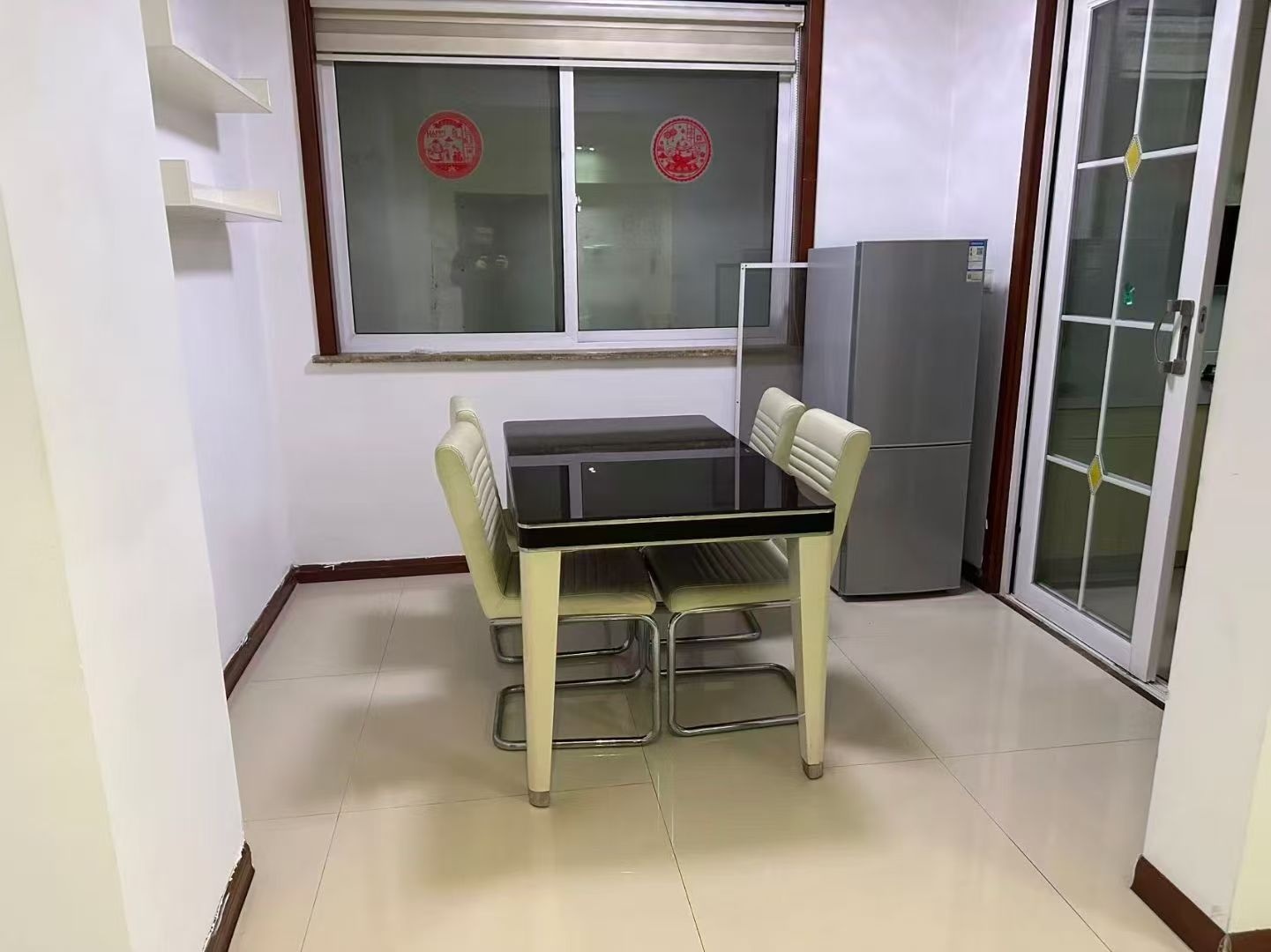 吉房出租中央龍灣小區(qū)2樓115平三室月租1800元