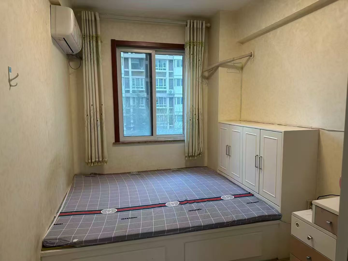 吉房出租中央龍灣小區(qū)2樓115平三室月租1800元