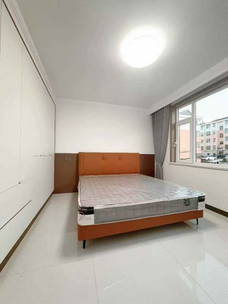 龍山路南多層住人二樓 124.13平三室32萬 龍山路南多層住人二樓 124.13平三室32萬