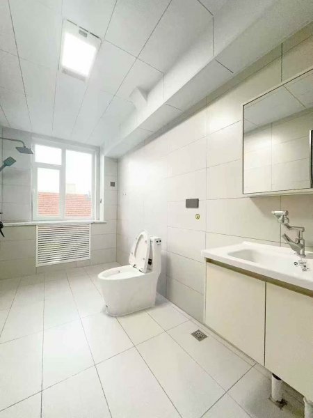 龍山路南多層住人二樓 124.13平三室32萬 龍山路南多層住人二樓 124.13平三室32萬