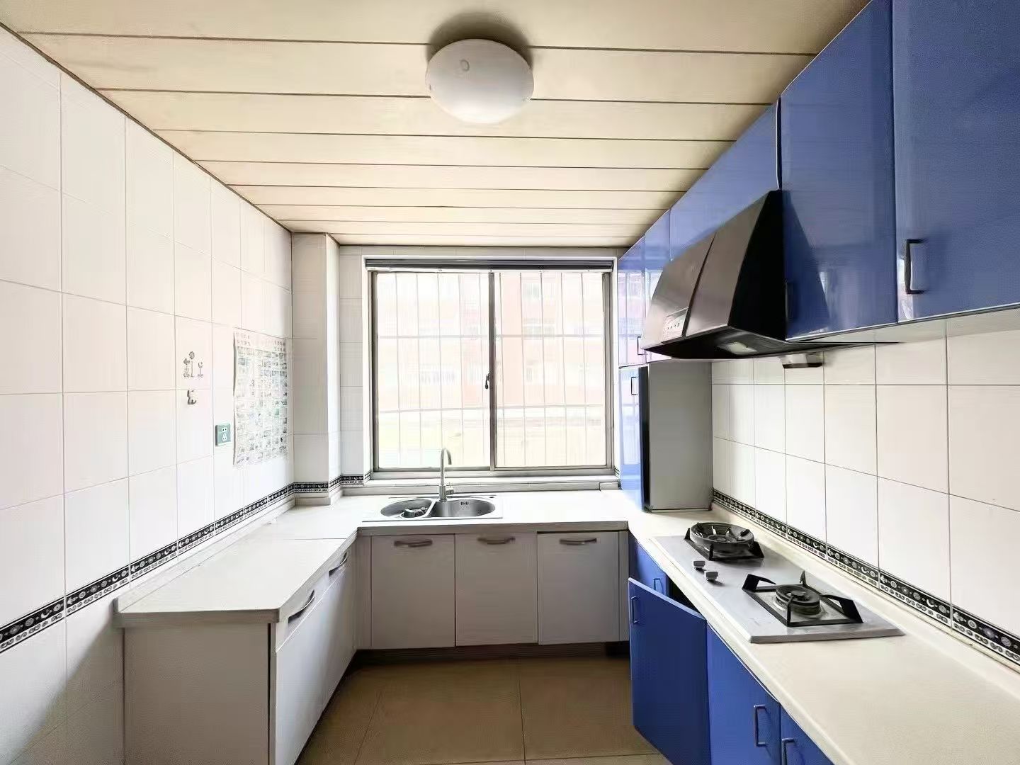 石馬街南天福社區(qū)一樓160平三室兩衛(wèi)家具家電齊全1500元 石馬街南天福社區(qū)一樓160平三室兩衛(wèi)家具家電齊全1500元