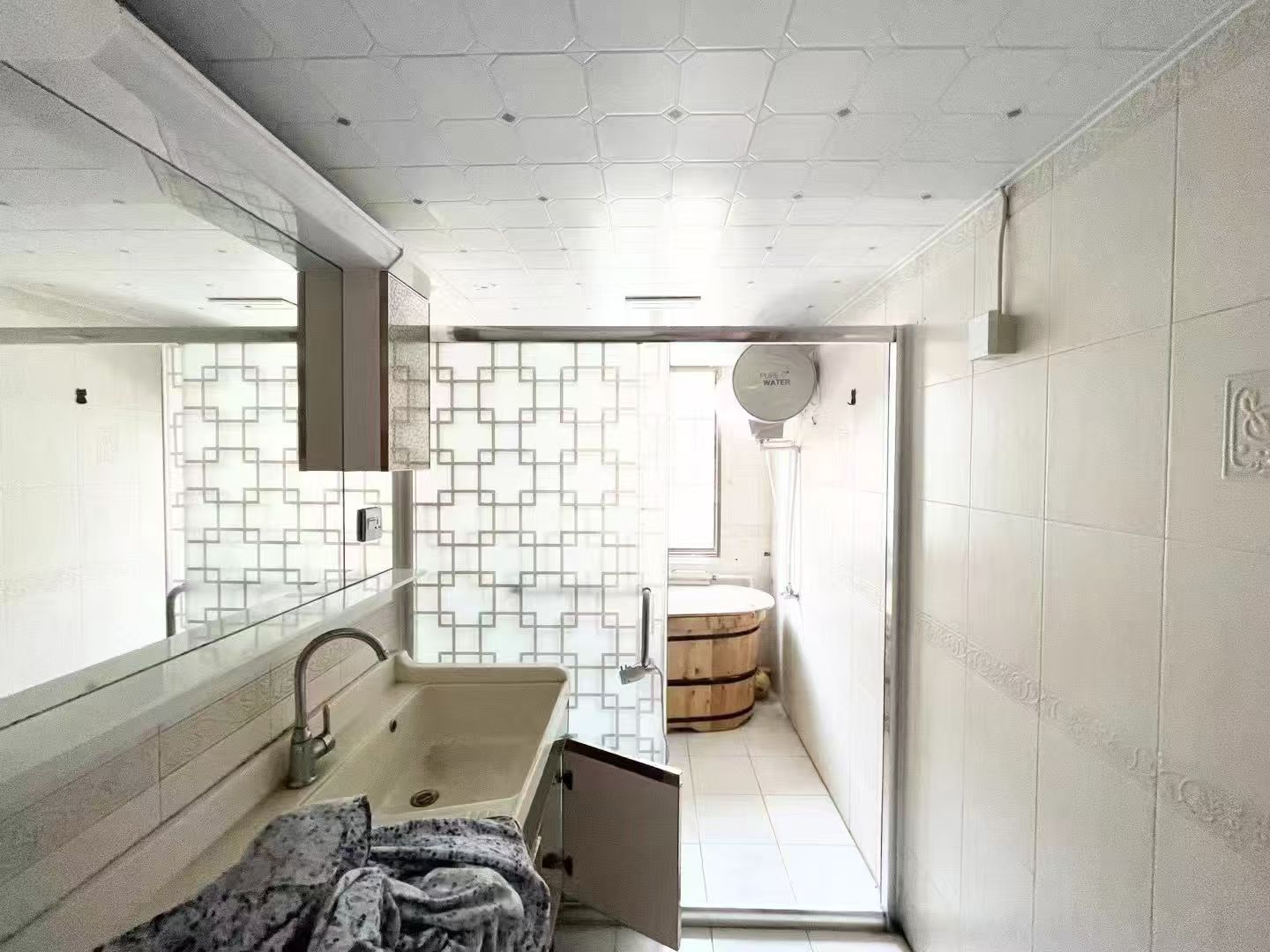 石馬街南天福社區(qū)一樓160平三室兩衛(wèi)家具家電齊全1500元 石馬街南天福社區(qū)一樓160平三室兩衛(wèi)家具家電齊全1500元