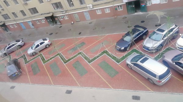 老一中對面，金泰小區(qū)住人二樓出租，拎包入住，年租，非誠勿擾。