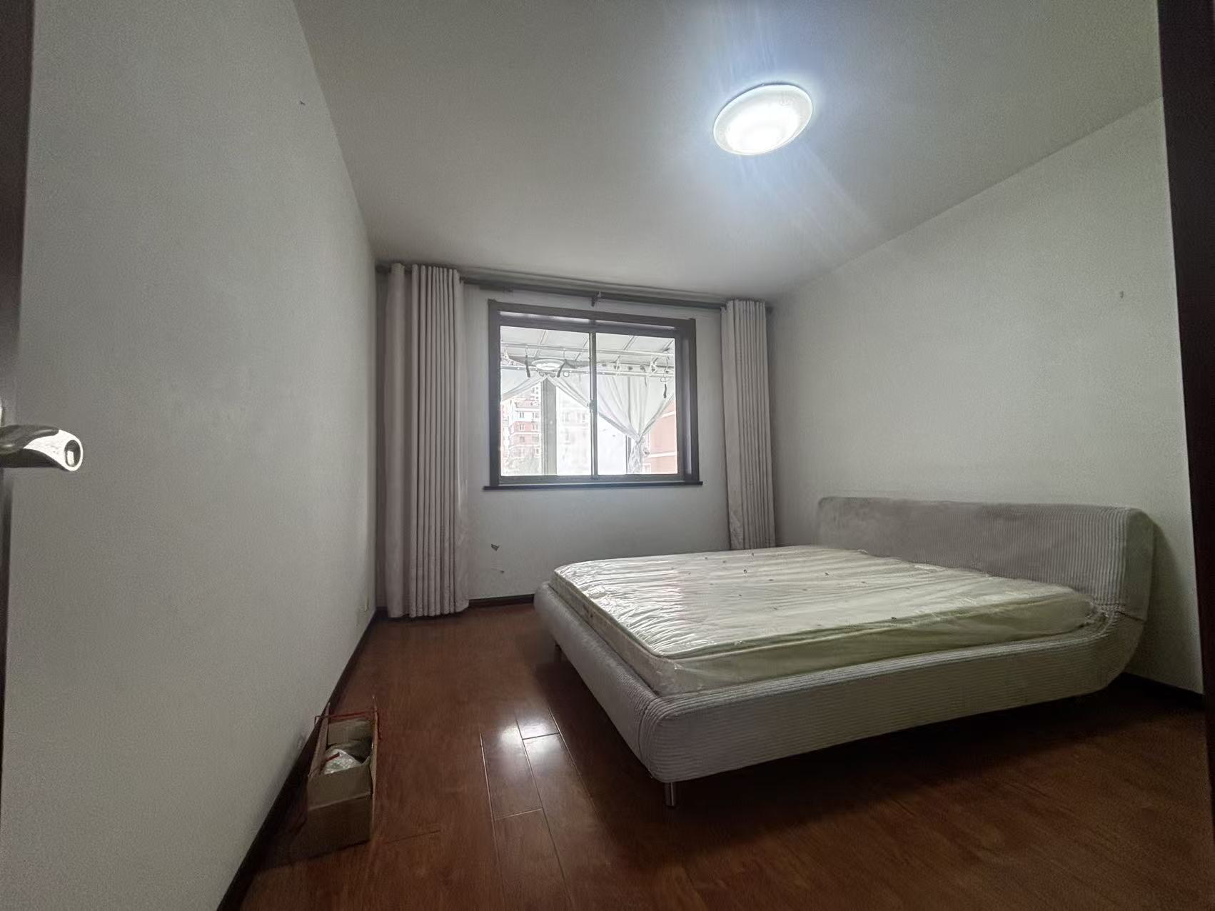 @出租陽光小區(qū)東區(qū)，2樓1100