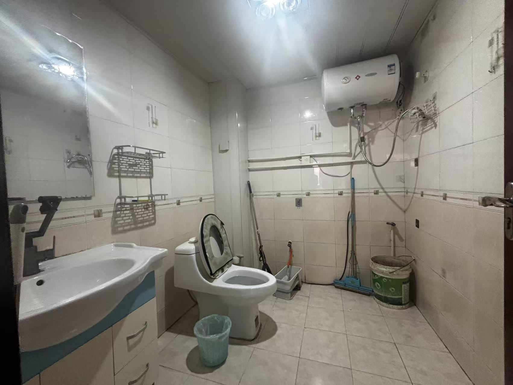 @出租陽光小區(qū)東區(qū)，2樓1100