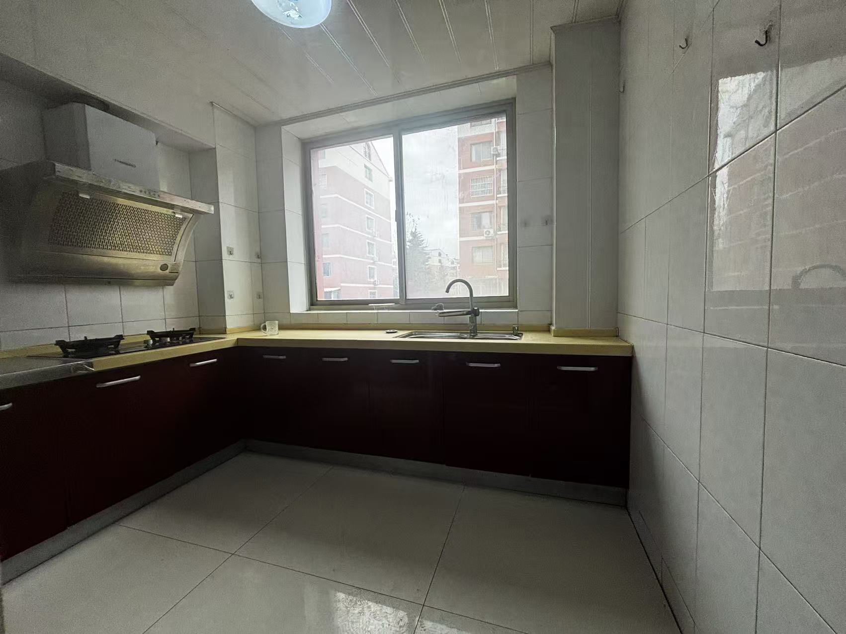 @出租陽光小區(qū)東區(qū)，2樓1100