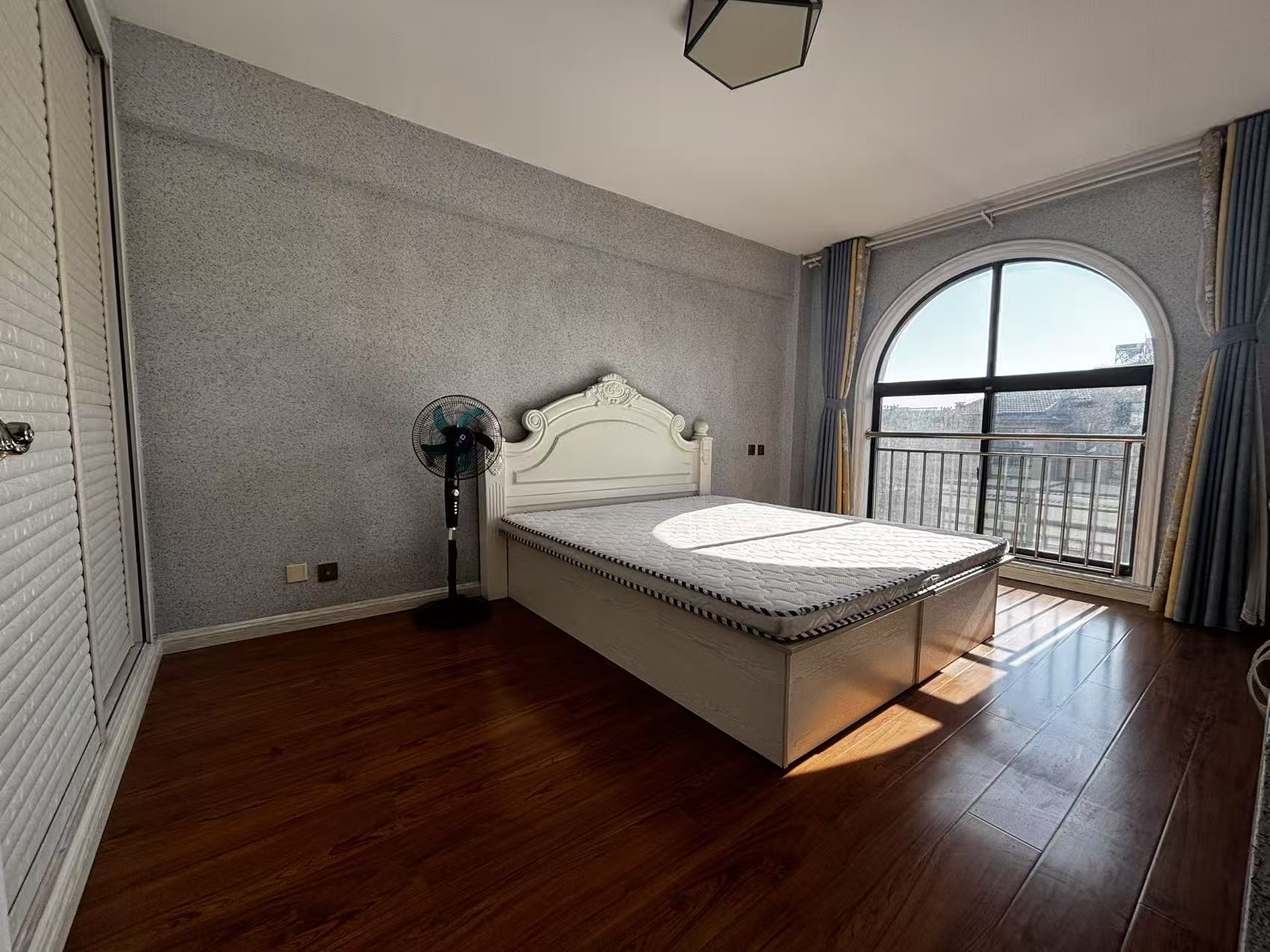 @出租興業(yè)名居，1200/月