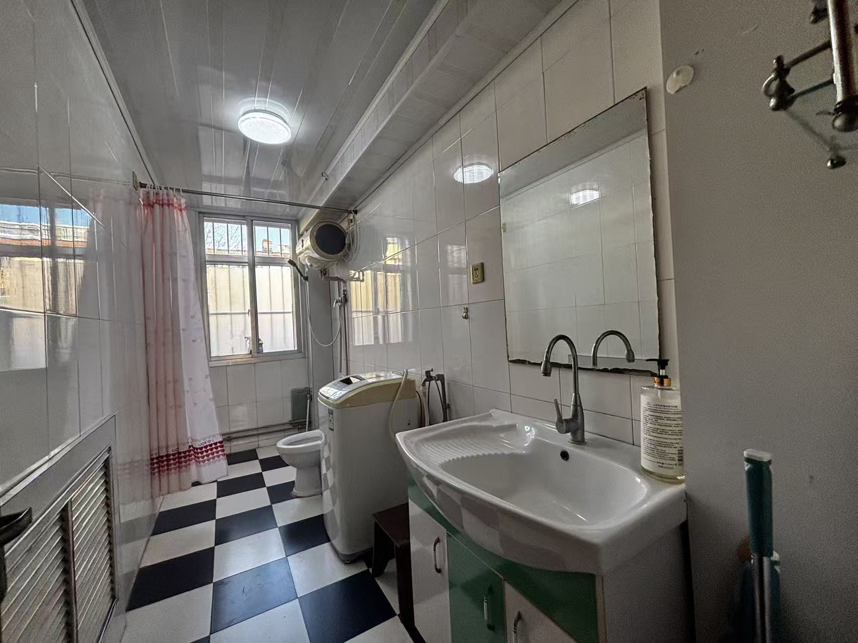 @出租市里西豪街，900/月