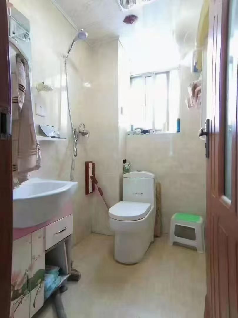 吉房出租！市中心美食街四樓70.82平三室