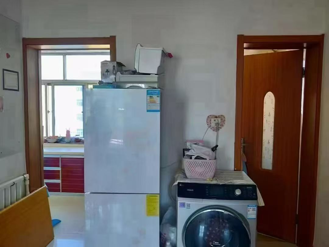 吉房出租！市中心美食街四樓70.82平三室