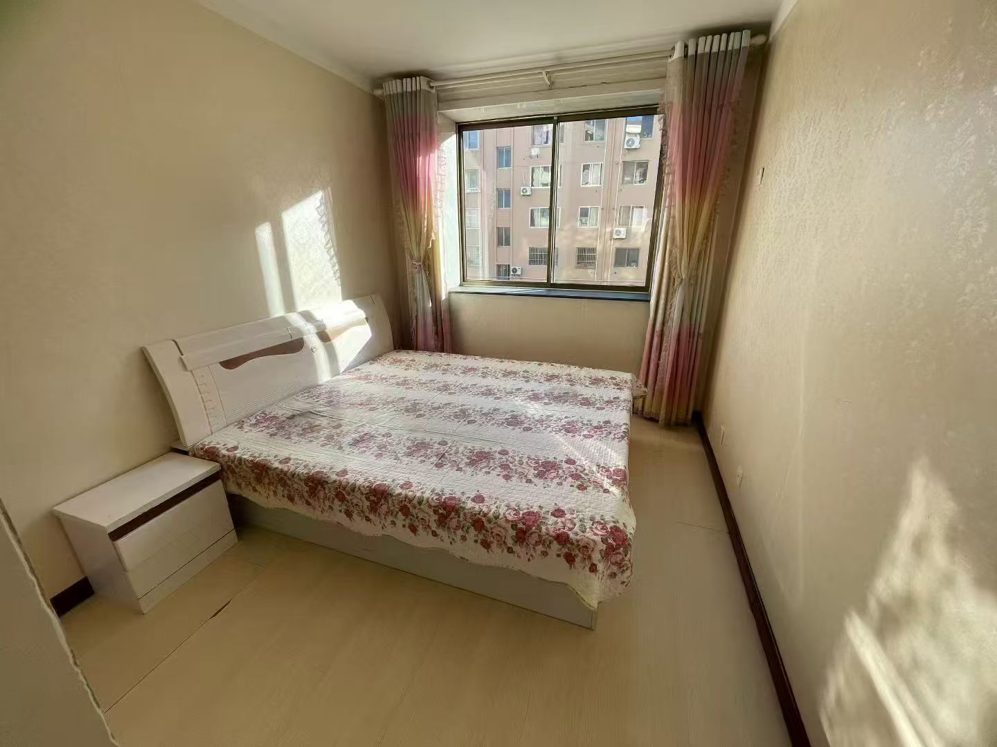 出租昆俞新城二樓兩室家電齊全長租900短租1000