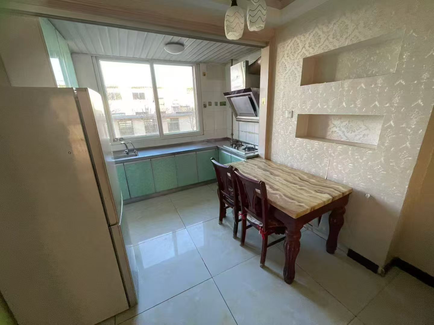 出租昆俞新城二樓兩室家電齊全長租900短租1000