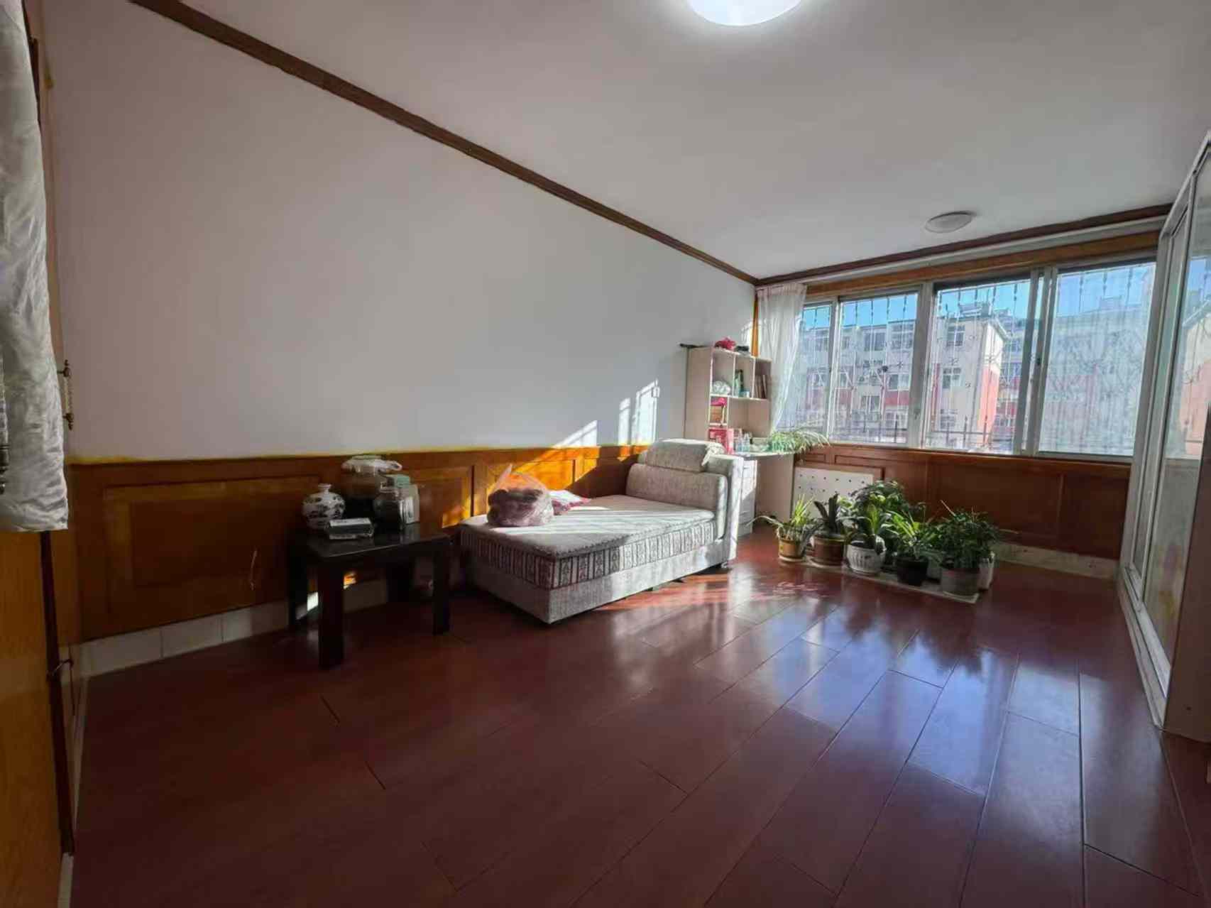 爬山街二樓 128平三室26.6萬 爬山街二樓 128平三室26.6萬