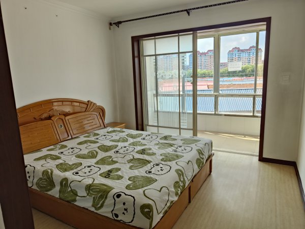 老一中對(duì)面，金泰小區(qū)住人二樓出租，拎包入住，年租，非誠勿擾。