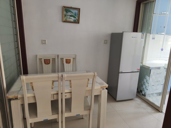 老一中對面，金泰小區(qū)住人二樓出租，拎包入住，年租，非誠勿擾。