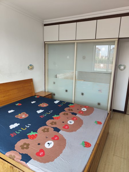 老一中對面，金泰小區(qū)住人二樓出租，拎包入住，年租，非誠勿擾。