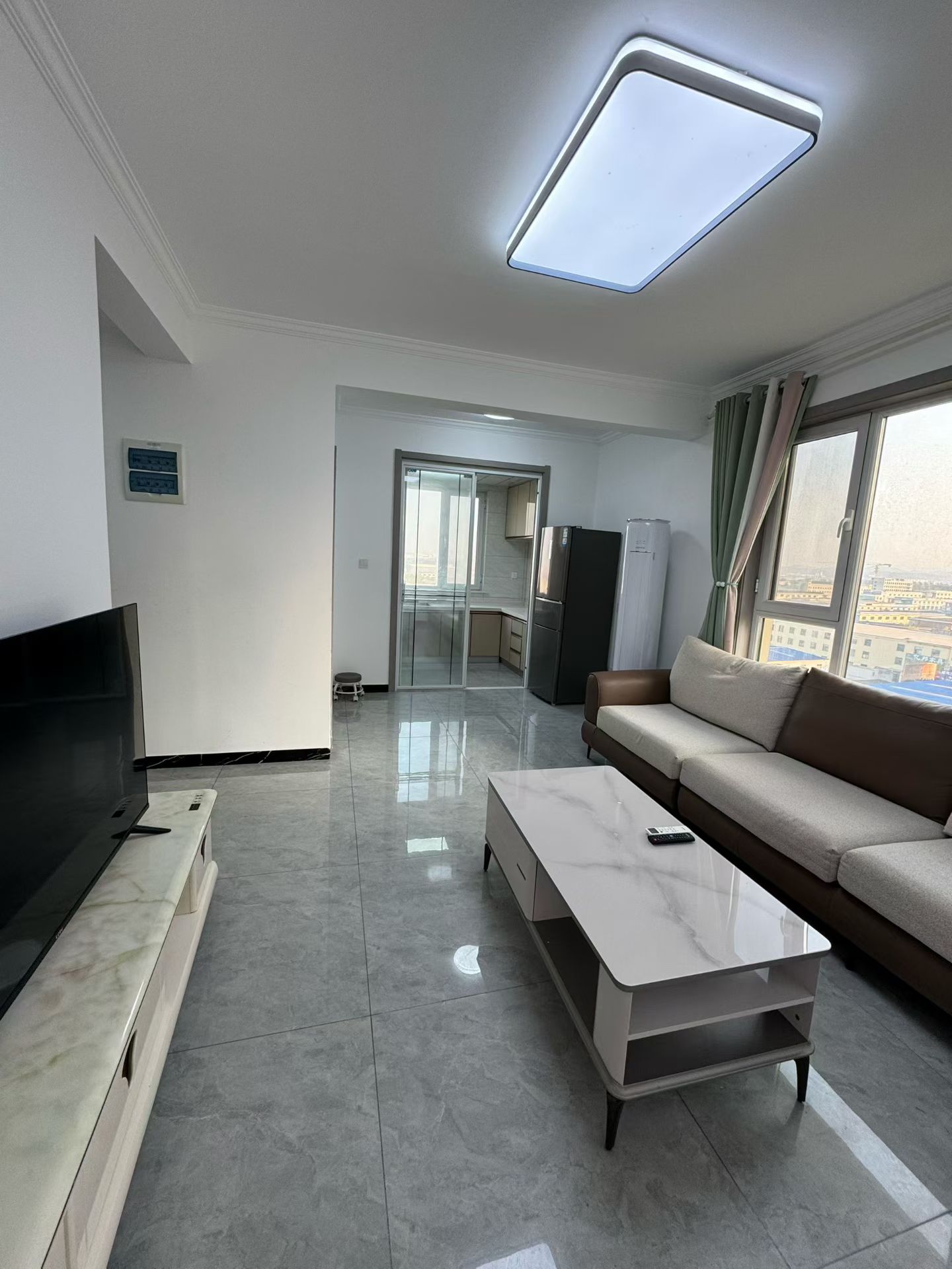 @出租:1400，宇程陽(yáng)光，電梯精裝3室!