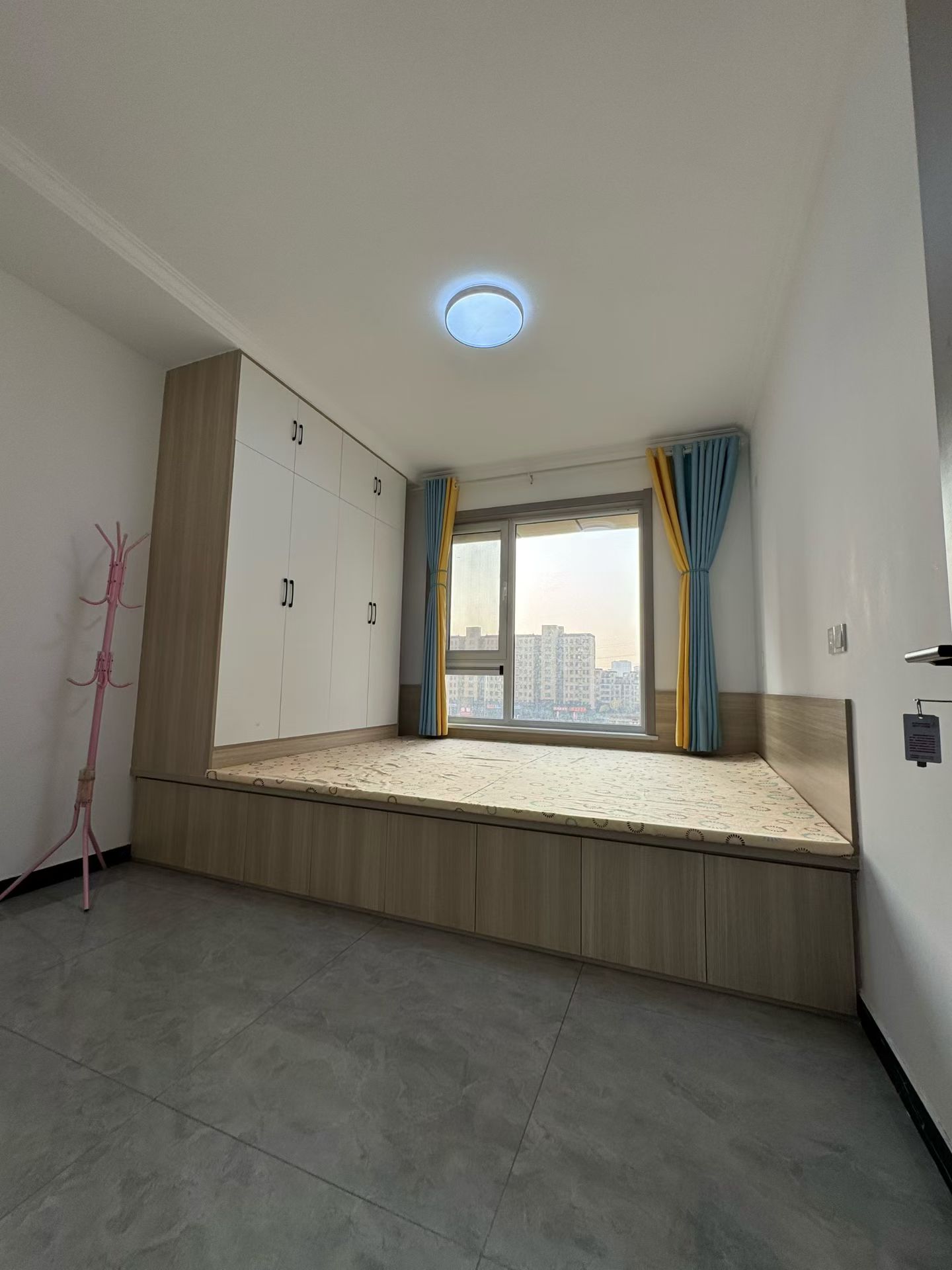 @出租:1400，宇程陽(yáng)光，電梯精裝3室!